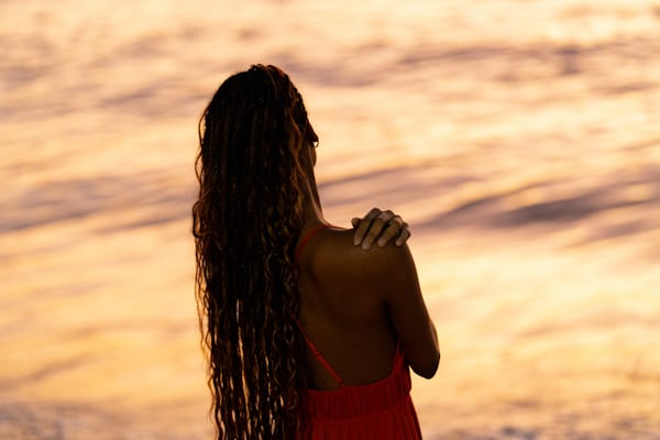 Kvinna i stillhet – symbol för kroppens och sinnets läkande balans.